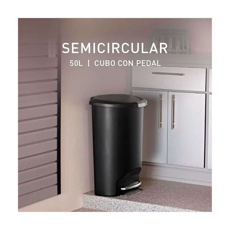 Basurero media luna 50 L plástico negro Simplehuman, ubicado en el piso junto a un mueble de cocina blanco