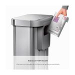 Basurero rectangular de 45 L acero inox Simplehuman, detalle del bolsillo lateral con paquete de bolsas almacenado