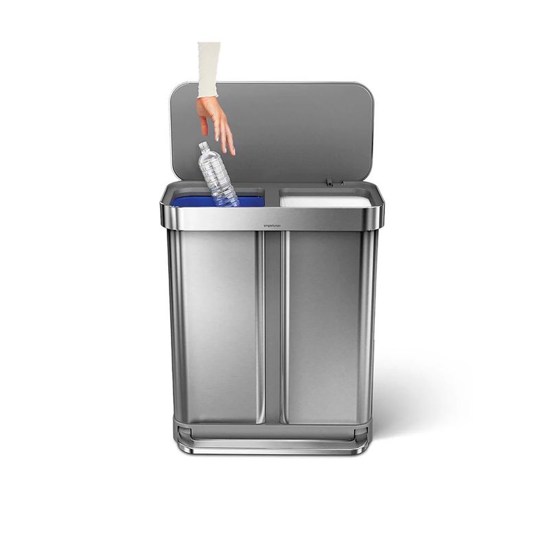 Basurero 2 compartimentos rectangular 58 L acero inoxidable Simplehuman, abierto con una mano depositando una botella