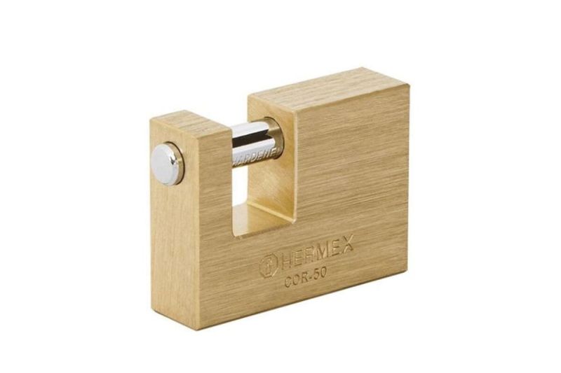 Candado anticizalla Hermex bronce de 50 mm, vista lateral del cuerpo rectangular dorado y arco cilíndrico plateado