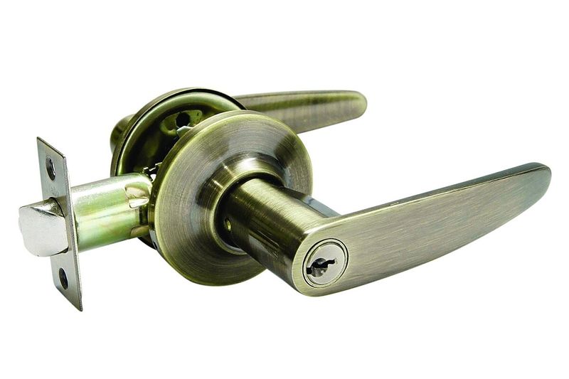 Cerradura manecilla entrada Dover Yale bronce antiguo, vista lateral completa con manecillas y pestillo extendido