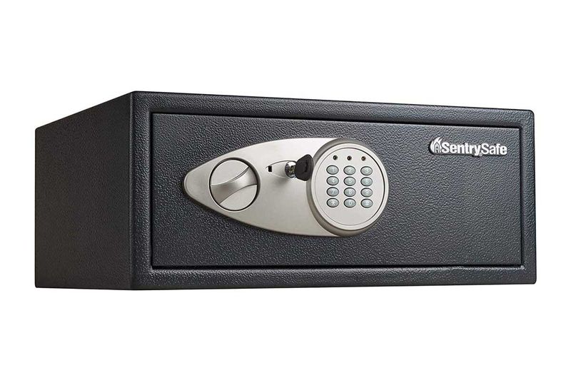Caja de seguridad digital Sentry Safe de 0.7 pies cúbicos, vista frontal con teclado numérico y cerradura de llave