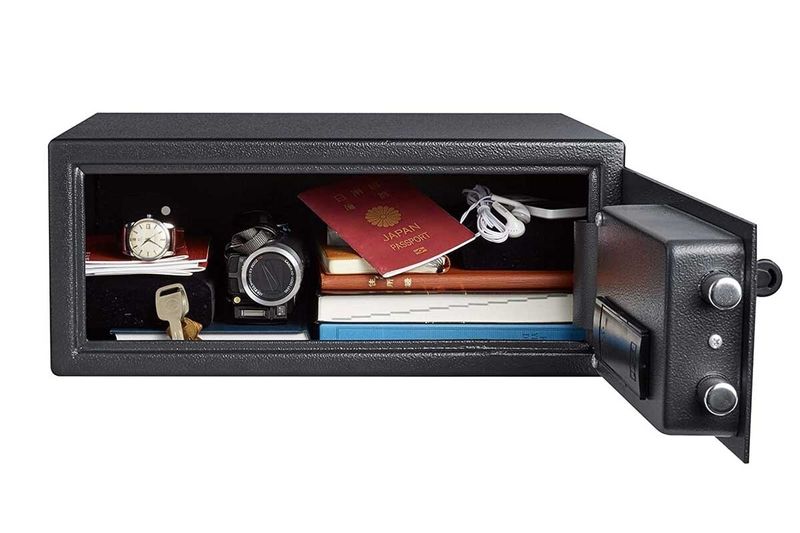 Caja de seguridad digital Sentry Safe de 0.7 pies cúbicos, abierta y llena con pasaporte, cámara, reloj y llaves