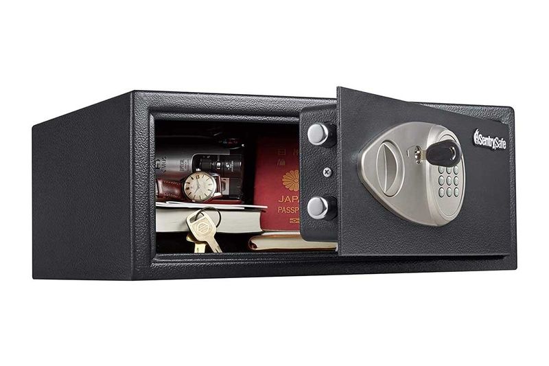 Caja de seguridad digital Sentry Safe de 0.7 pies cúbicos, abierta mostrando pasaporte, reloj y llaves en su interior