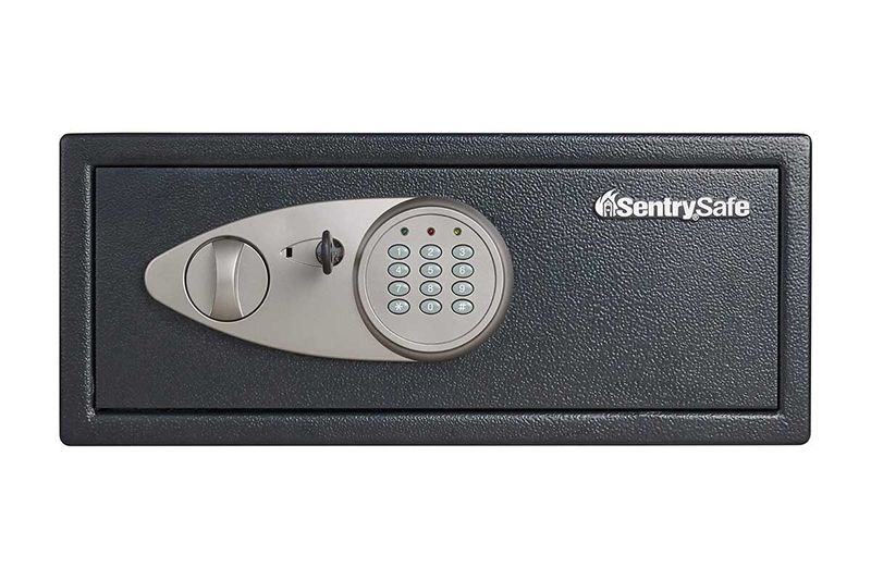 Caja de seguridad digital Sentry Safe de 0.7 pies cúbicos, vista frontal del panel con teclado numérico y llave de seguridad
