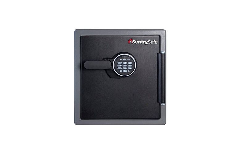 Caja de seguridad digital Sentry Safe de 1.2 pies cúbicos, vista frontal de la puerta con teclado numérico y manija