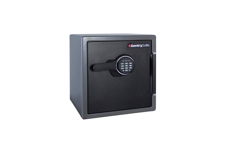 Caja de seguridad digital Sentry Safe de 1.2 pies cúbicos, vista frontal en color gris con teclado numérico y manija