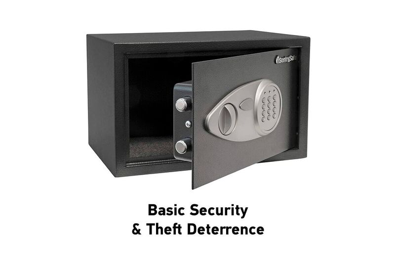 Caja de seguridad digital Sentry Safe de 0.5 pies cúbicos, abierta mostrando el interior negro y panel digital plateado
