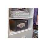 Caja de seguridad digital Sentry Safe de 0.5 pies cúbicos, colocada dentro de un estante blanco junto a una canasta
