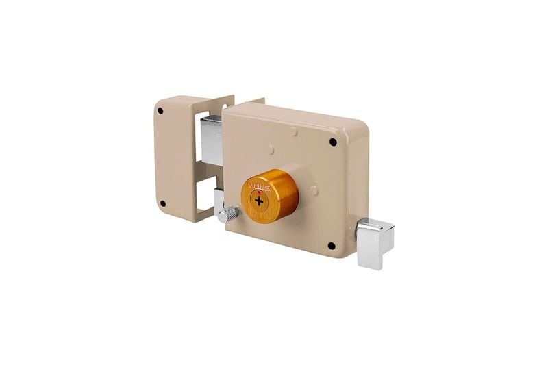 Cerradura parche madera izquierda Hermex, vista frontal en color beige con perno metálico y cilindro dorado