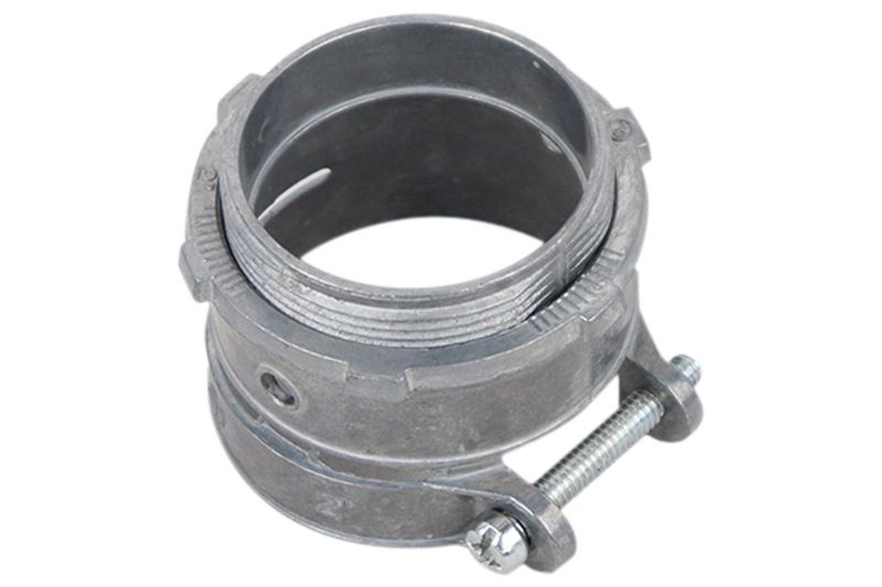 Conector recto para tubo flexible desnudo de 2 pulgadas Artmark, vista en ángulo resaltando el tornillo de ajuste