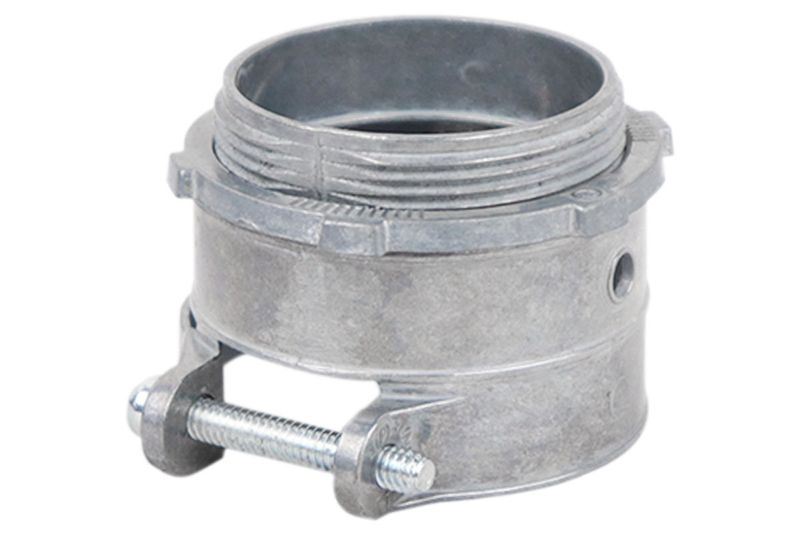 Conector recto para tubo flexible desnudo de 2 pulgadas Artmark, vista en ángulo del fitting metálico con tornillo de ajuste
