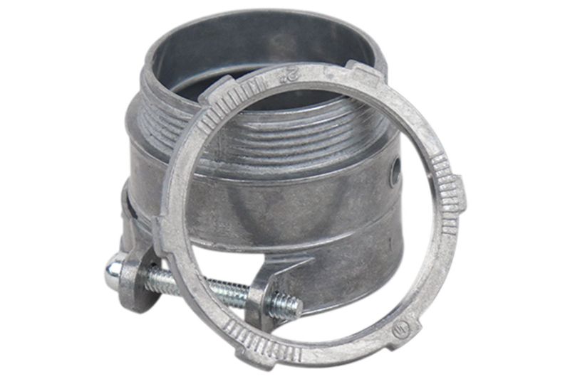 Conector recto para tubo flexible desnudo de 2 pulgadas Artmark, detalle en primer plano con su anillo de ajuste metálico