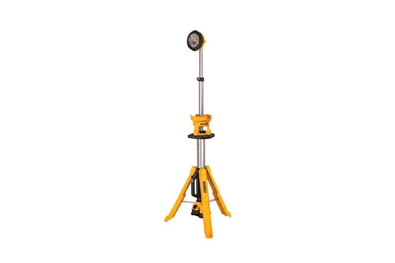 Lámpara trípode 20 V, IP54, 6 Ah, 3000 lúmenes DeWALT, vista frontal completa del equipo extendido en color amarillo