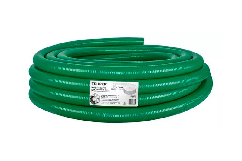 Manguera de succión para motobomba rígida de 3 pulgadas Truper, enrollada en color verde con etiqueta blanca