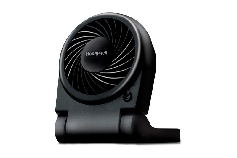 Abanico portátil Turbo-on-the-Go USB y/o baterías AA Honeywell, color negro en vista diagonal sobre fondo blanco