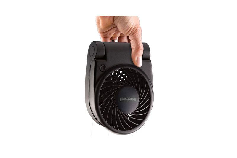 Abanico portátil Turbo-on-the-go USB y/o baterías AA Honeywell, sostenido por una mano desde el asa superior