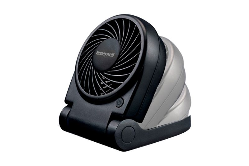 Abanico portátil Turbo-On-The-Go USB y/o baterías AA Honeywell, vista lateral del equipo en color negro y gris