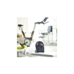 Abanico portátil Turbo-on-the-go USB y/o baterías AA Honeywell, en uso sobre una mesa blanca en un gimnasio