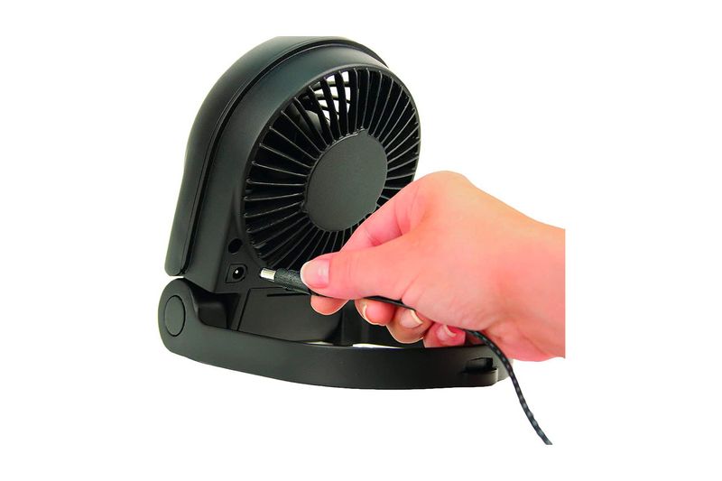 Abanico portátil Turbo-on-the-go USB y/o baterías AA Honeywell, mano conectando el cable USB al puerto del equipo negro