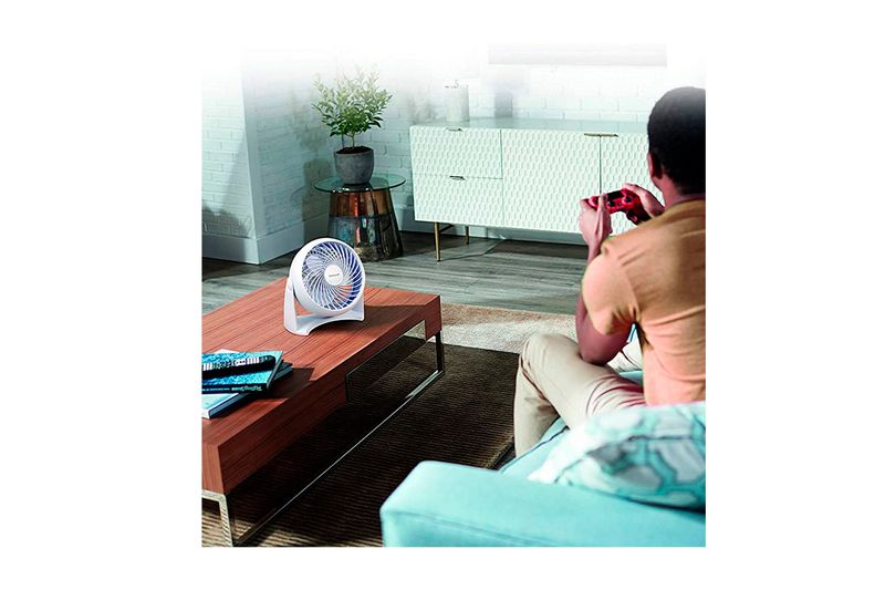Abanico de mesa Turbo Force 3 velocidades blanco Honeywell, en uso sobre una mesa de madera en una sala moderna