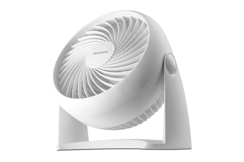 Abanico de mesa Turbo Force 3 velocidades blanco Honeywell, vista frontal diagonal del equipo sobre su base