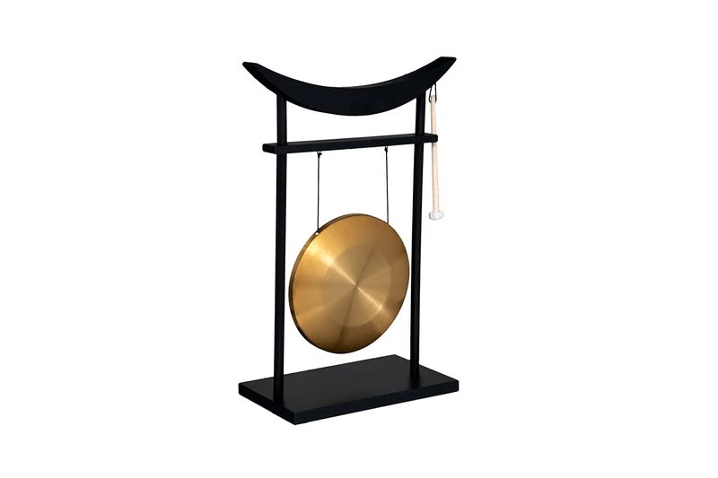 Figura decorativa Gong Toa 48x70 cm Atmosphera, vista frontal del gong dorado sobre soporte negro con mazo blanco
