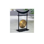 Figura decorativa Gong Toa 48 x 70 cm Atmosphera, vista frontal del gong dorado sobre soporte negro y fondo de arena