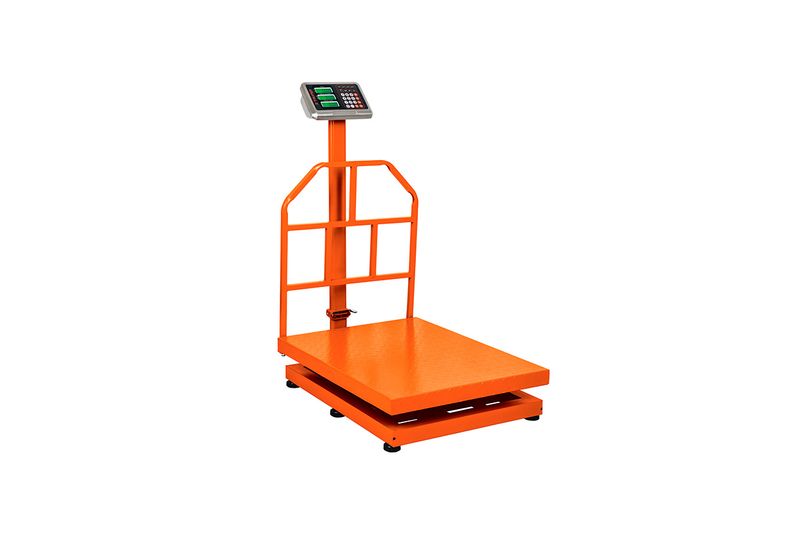 Báscula de plataforma de 500 kg Truper, vista diagonal en color naranja con pantalla digital y estructura de soporte