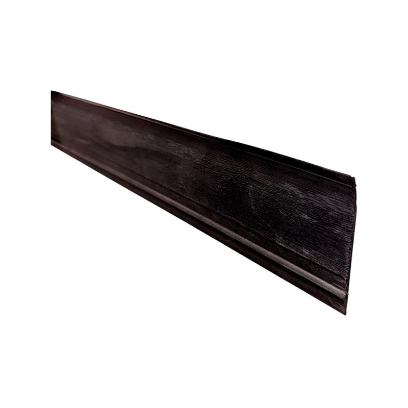Rodapié PVC 10 cm x 2.40 mts negro Canet, vista diagonal de la pieza extendida sobre fondo blanco