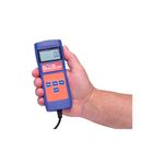 Báscula digital para cargar de refrigerante 220 lb Uniweld, control remoto azul sostenido por una mano