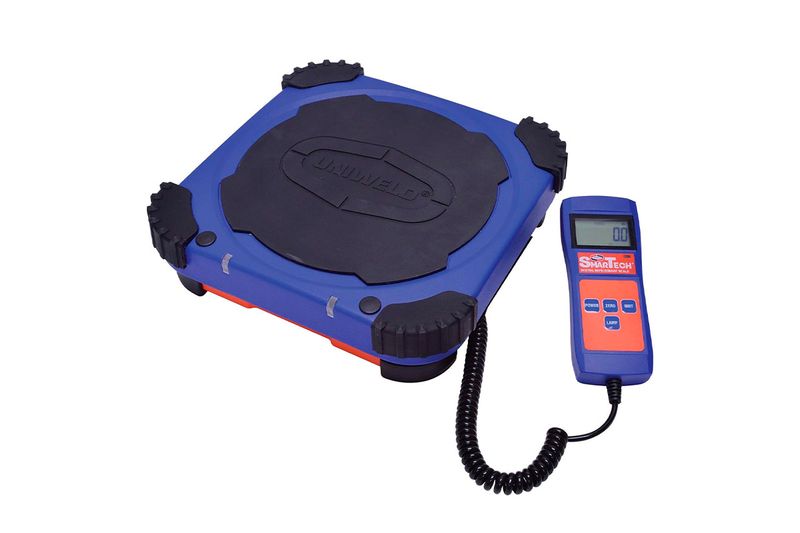 Báscula digital para cargar de refrigerante 220 lb Uniweld, vista diagonal del equipo azul con pantalla digital conectada