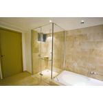 Cabina para baño rectangular 80x150x200 Sinsa, instalada en baño con paredes de piedra y bañera blanca al lado