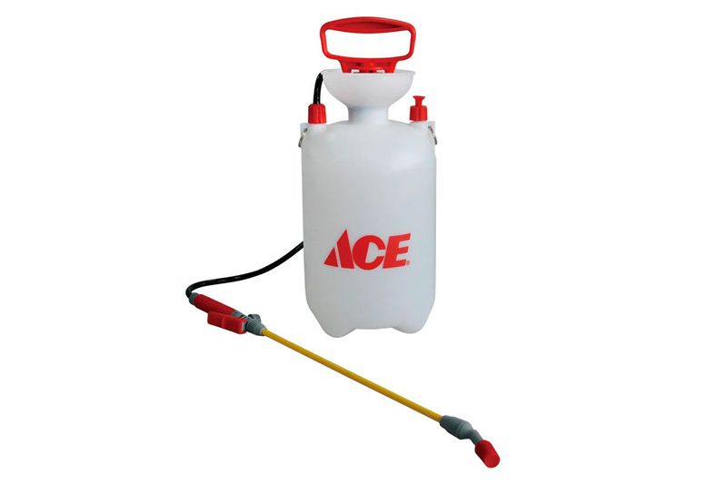 Rociador de bomba de 2 litros Sinsa, vista frontal del envase blanco con asa roja y lanza de aplicación extendida