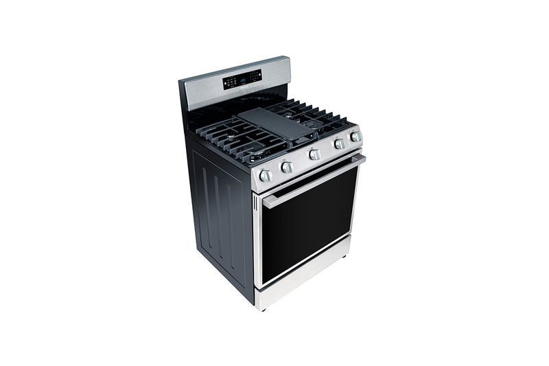 Cocina a gas Hisense de 6 quemadores con función Air Fry, vista diagonal en color acero inoxidable con horno cerrado