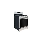 Cocina a gas Hisense de 6 quemadores con función Air Fry, vista en ángulo tres cuartos mostrando el horno y panel digital
