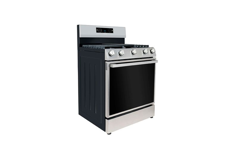 Cocina a gas Hisense de 6 quemadores con función Air Fry, vista en ángulo tres cuartos mostrando el horno y panel digital