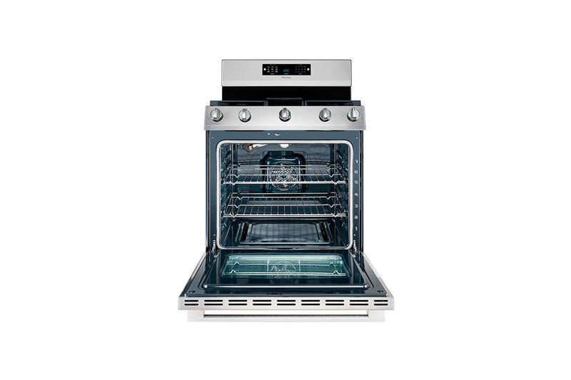 Cocina a gas Hisense de 6 quemadores con función Air Fry, vista frontal con puerta del horno abierta mostrando las rejillas