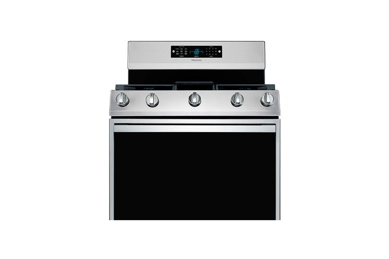 Cocina a gas Hisense de 6 quemadores con función air fry, vista frontal con panel digital encendido y perillas plateadas