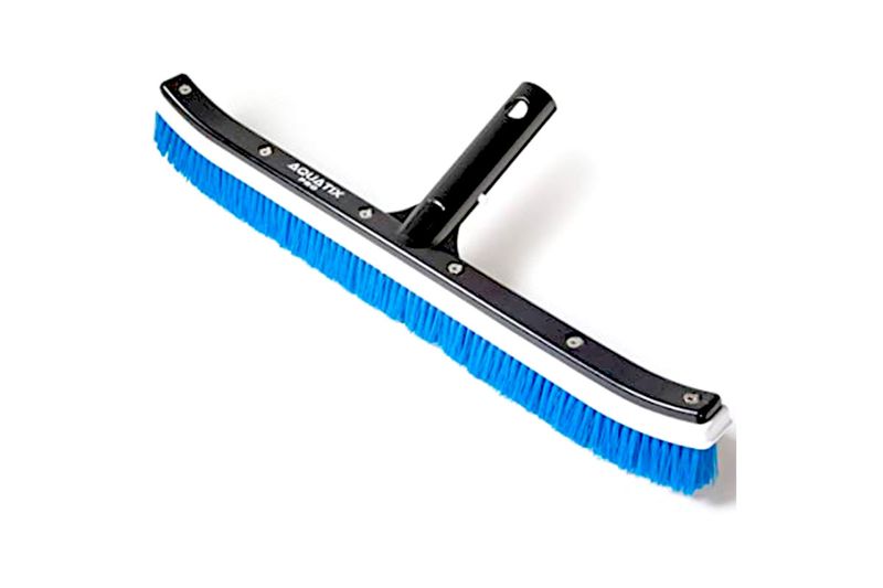 Cepillo pared 18 pulgadas AquaPro comercial, vista diagonal con cerdas azules y estructura negra
