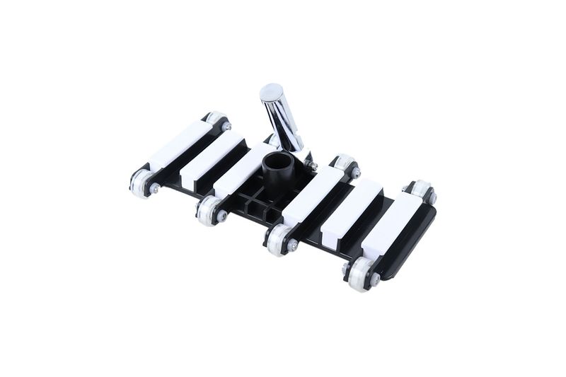 Aspiradora de piscina de 14 pulgadas AquaPro, vista diagonal del cabezal negro con rodillos blancos y conector metálico