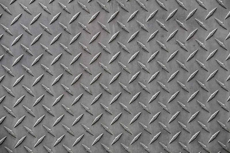 Lámina antideslizante de 4 x 8 pies x 3/32 pulgadas Indenicsa, primer plano de la superficie metálica con relieve