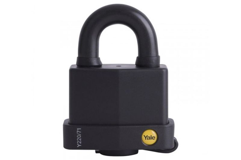 Candado intemperie Yale de 71 mm negro doble bloqueo, vista frontal del cuerpo robusto y grillete circular