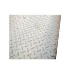 Lámina antideslizante 4 x 10 x 1/4 SINSA, primer plano del relieve en diamante sobre la superficie metálica