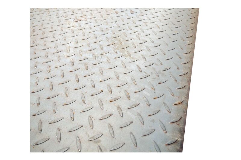 Lámina antideslizante 4 x 10 x 1/4 SINSA, primer plano del relieve en diamante sobre la superficie metálica