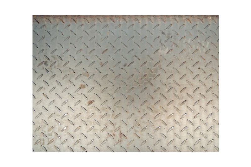 Lámina antideslizante 4 x 10 x 1/4 SINSA, primer plano detallado de la superficie metálica con relieve en diamante
