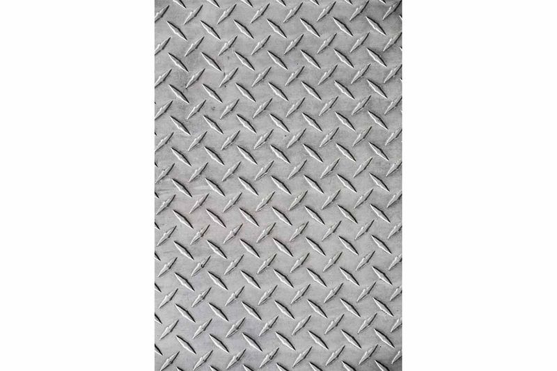 Lámina antideslizante 4 x 8 pies x 1/8 pulgadas Indenicsa, vista cenital de la superficie con relieve de diamante