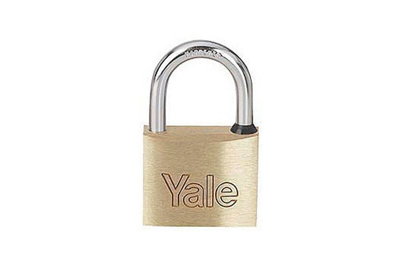 Candado bronce Yale de 70 mm, vista frontal del cuerpo metálico dorado con el logo grabado y arco plateado