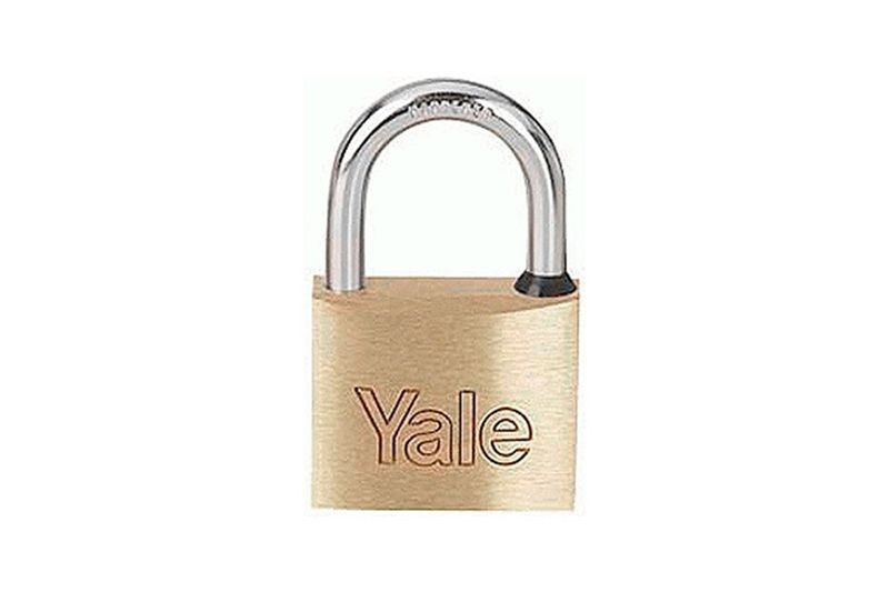 Candado bronce Yale de 50 mm, vista frontal del cuerpo cuadrado con logo grabado y arco metálico cerrado