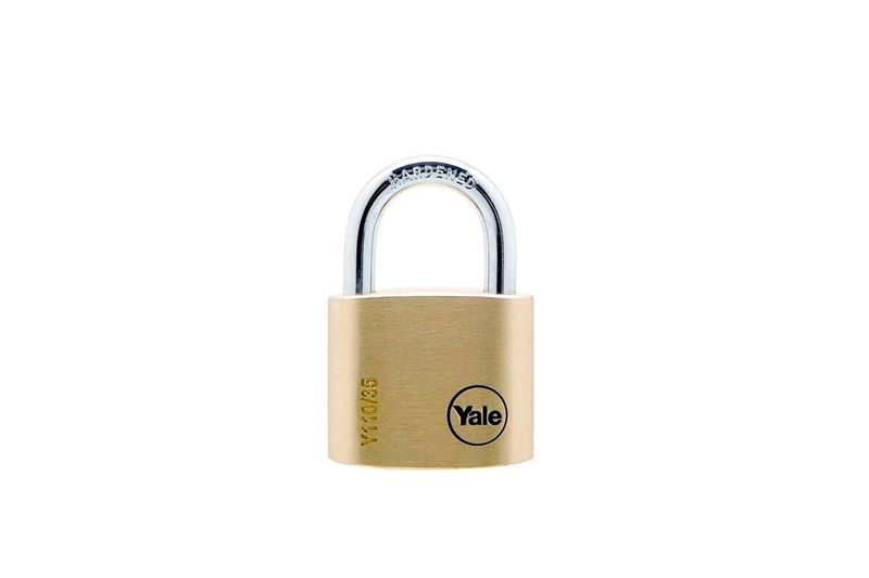 Candado bronce Yale de 20 mm, vista frontal del cuerpo metálico dorado con el arco de acero cerrado